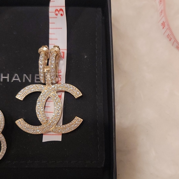 💥SOLD @ GET_YOUR_LUXE_ON💥CHANEL crystal earrings - Picture 4 of 14